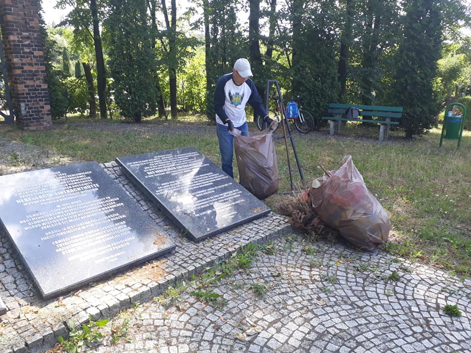 Członkowie świętochłowickiego koła RAŚ posprzątali teren przy bramie Obozu na Zgodzie