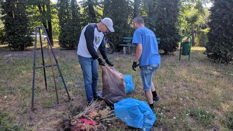 Członkowie świętochłowickiego koła RAŚ posprzątali teren przy bramie Obozu na Zgodzie