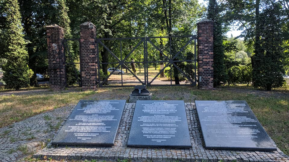 Członkowie świętochłowickiego koła RAŚ posprzątali teren przy bramie Obozu na Zgodzie