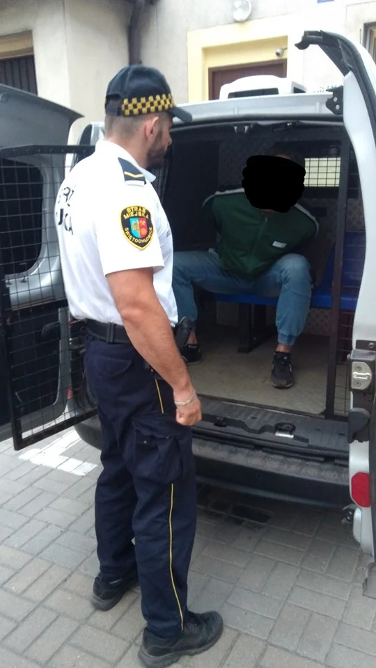 Zdewastowana wiata przystankowa i brawurowa akcja straży miejskiej w Świętochłowicach