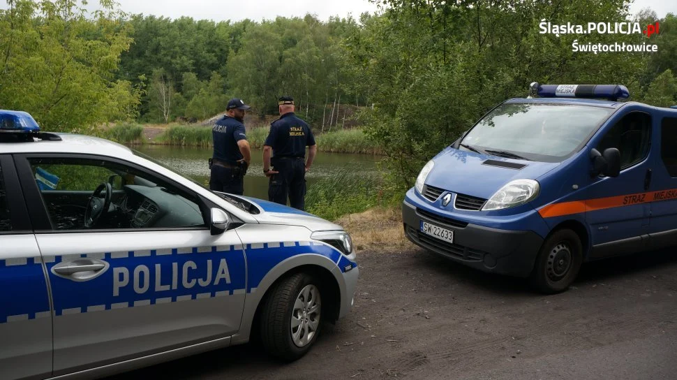 Policjanci i strażnicy miejscy sprawdzają akweny wodne na terenie Świętochłowic