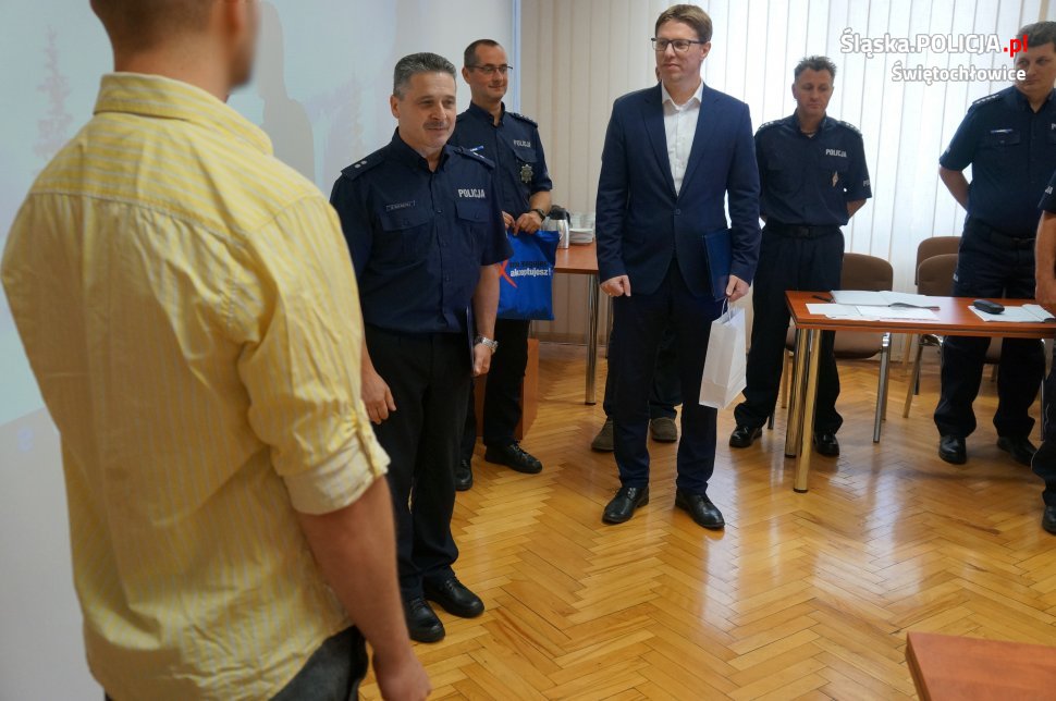 Komendant podziękował na naradzie 31 - letniemu mieszkańcowi za wzorową postawę