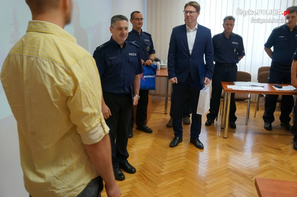 Komendant podziękował na naradzie 31 - letniemu mieszkańcowi za wzorową postawę