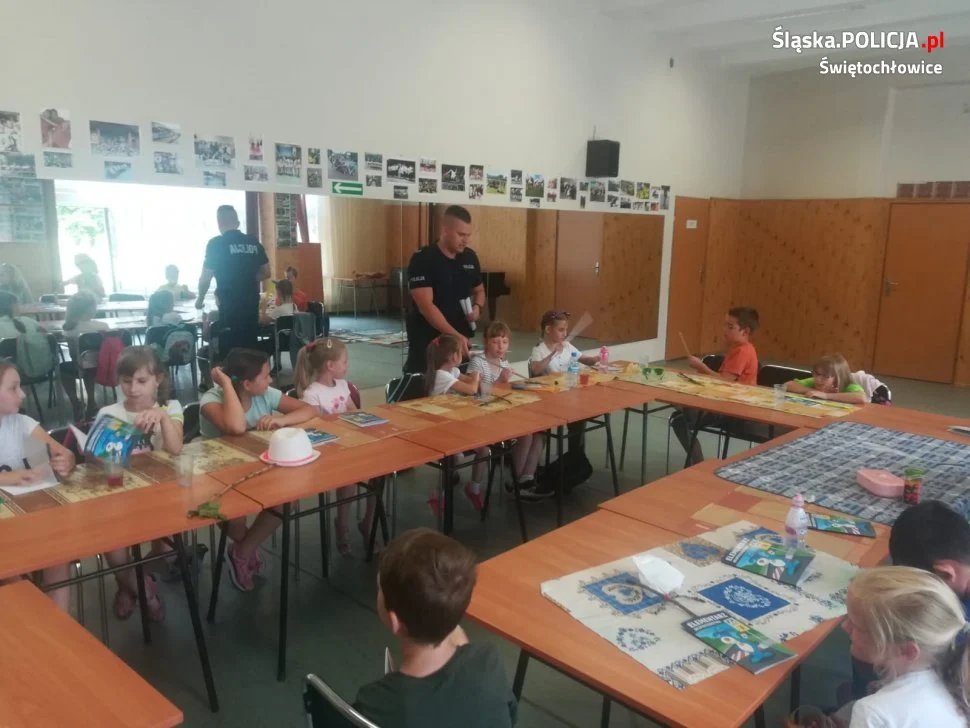 Świętochłowiccy policjanci dbają o bezpieczny wypoczynek dzieci w trakcie wakacji
