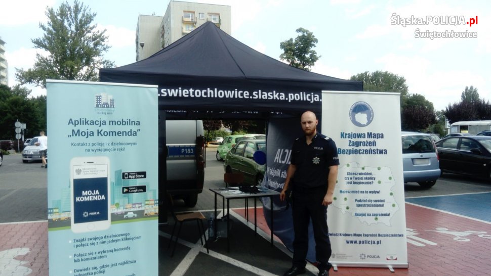 Mundurowi promowali aplikacje związane z bezpieczeństwem