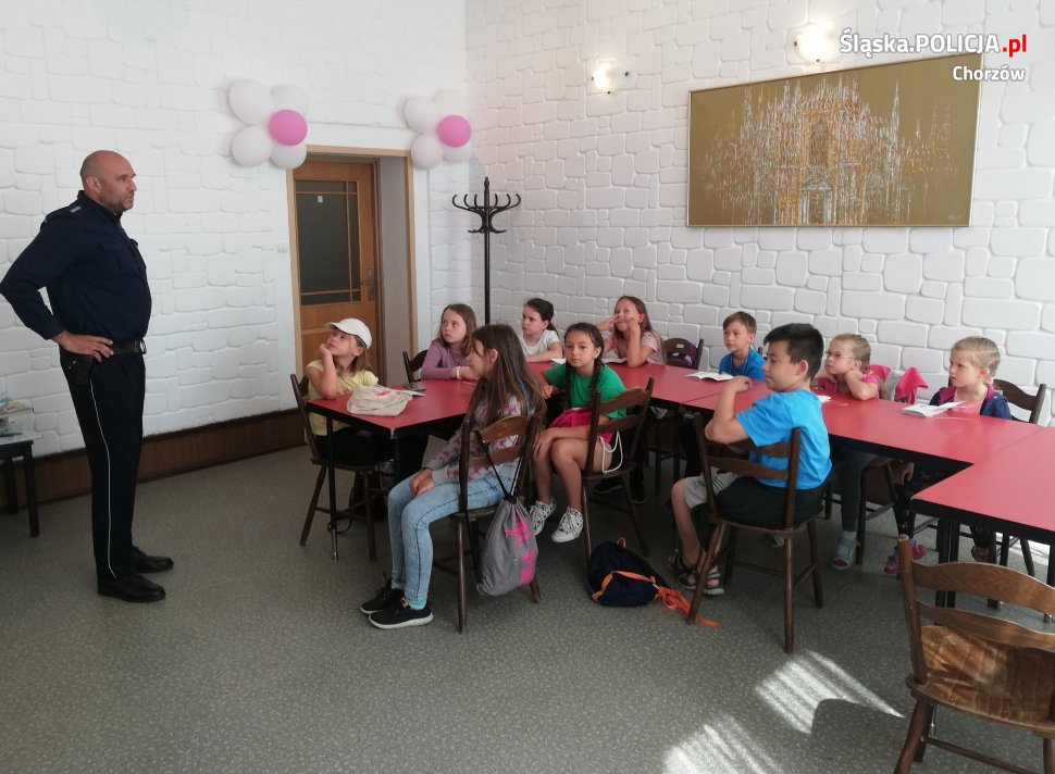 Dzielnicowi spotkali się z dziećmi uczestniczącymi w półkoloniach