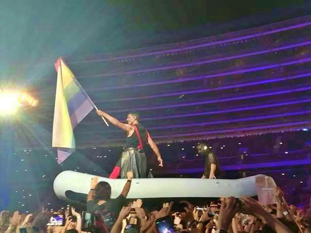 Tęczowa flaga na Stadionie Śląskim. Rammstein „przepłynął” z nią nad publicznością