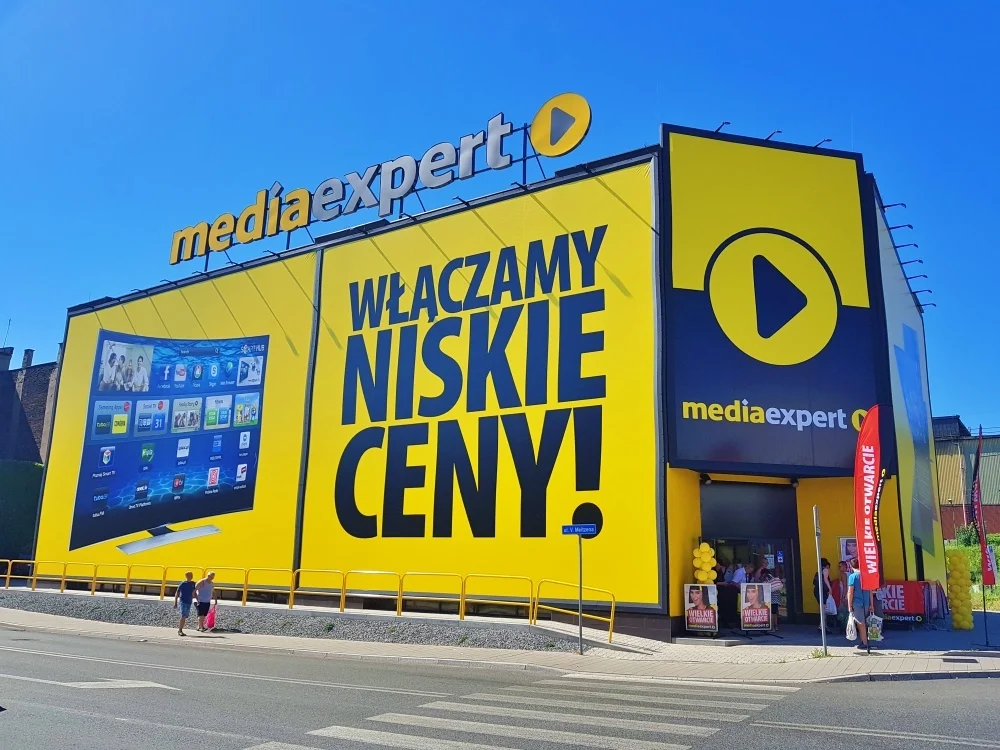 Elewacja elektromarketu w centrum Chorzowa to samowola budowlana?