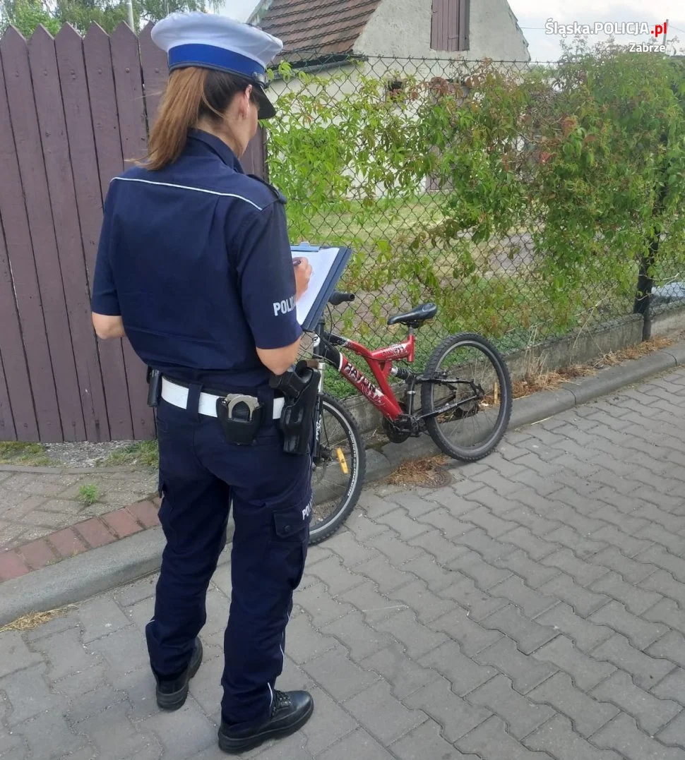 Zabrze: 12 - latka wjechała rowerem w auto. Dziewczynka trafiła do szpitala