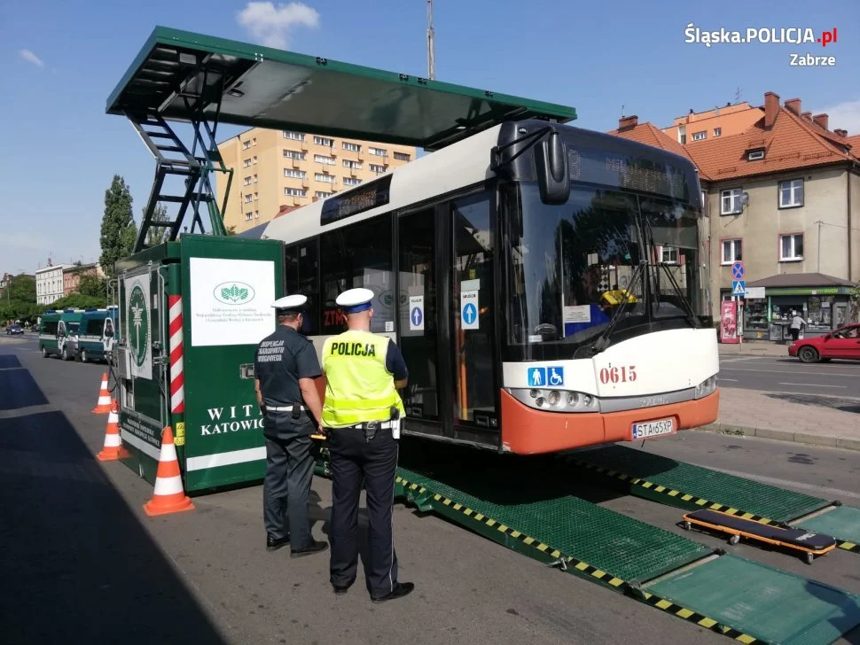 Kontrole autobusów komunikacji miejskiej. Policjanci zatrzymali 4 dowody rejestracyjne