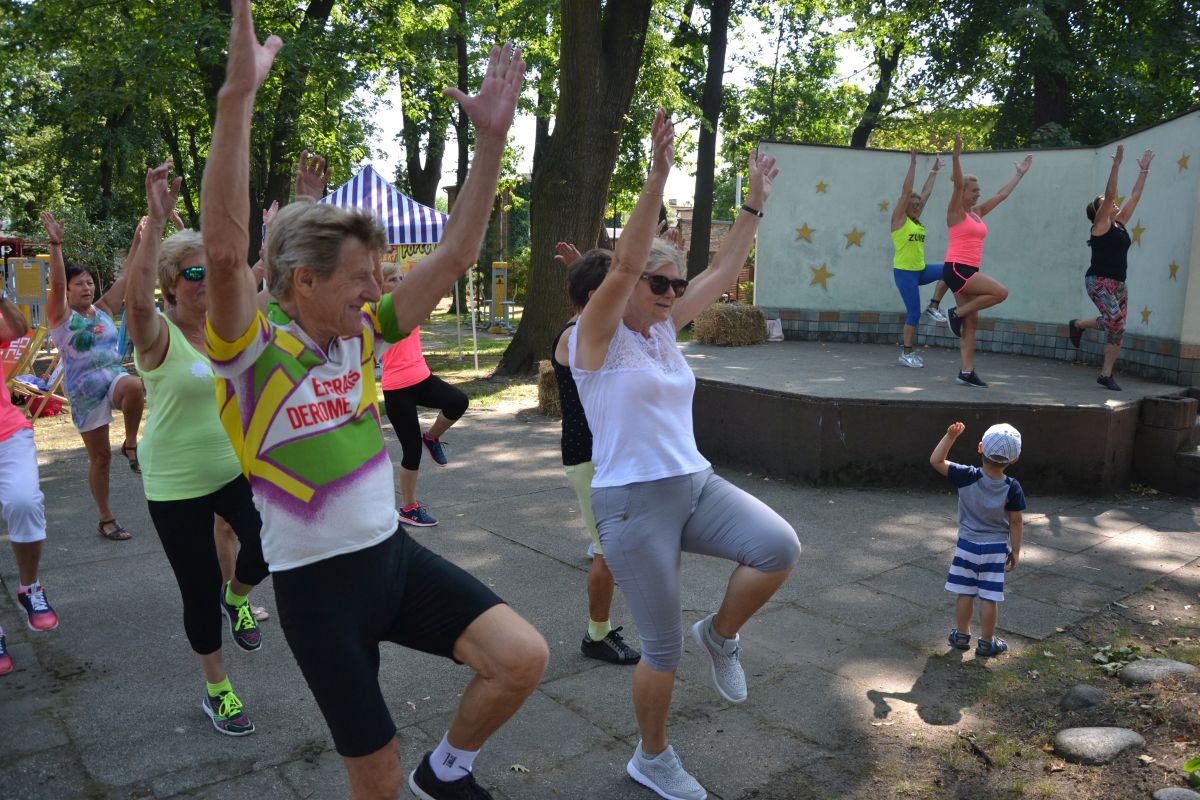 Śniadanie na sianie w parku w Kleszczówce