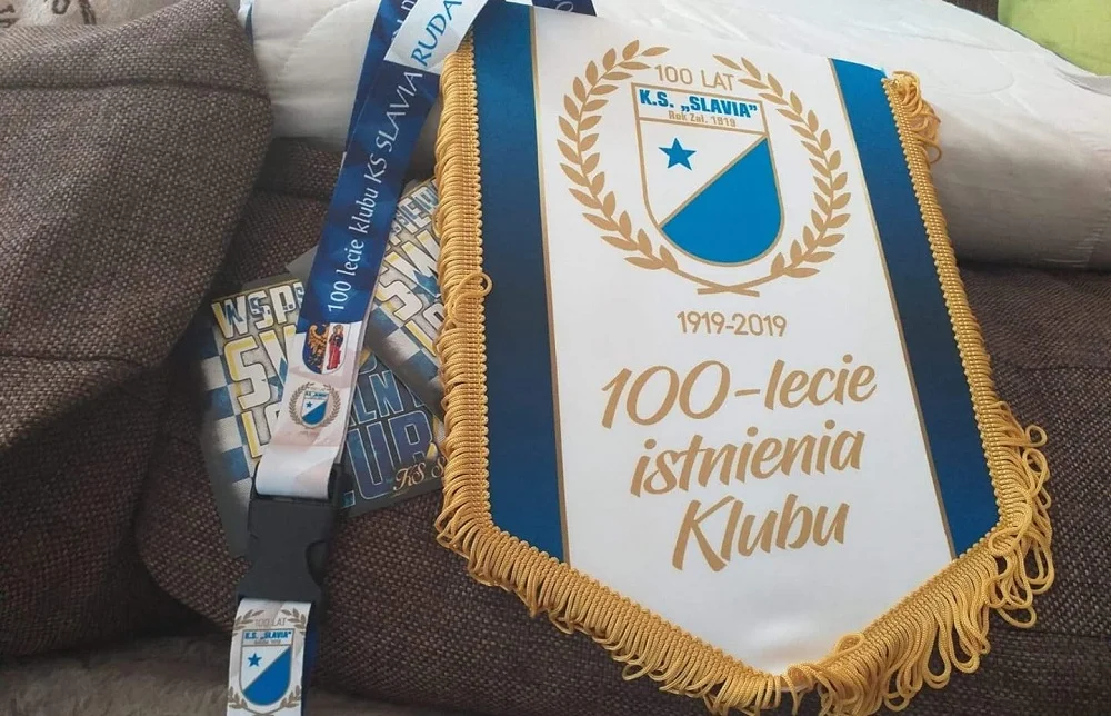 Kibice Slavii chcą uporządkować trybuny i kupić 50 nowych siedzisk! Trwa zbiórka pieniędzy