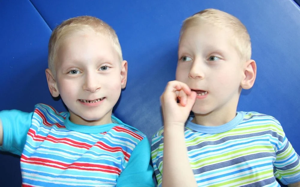 Walka o zdrowie chłopaków to nieustanna rehabilitacja, dlatego rodzice proszą o wsparcie!