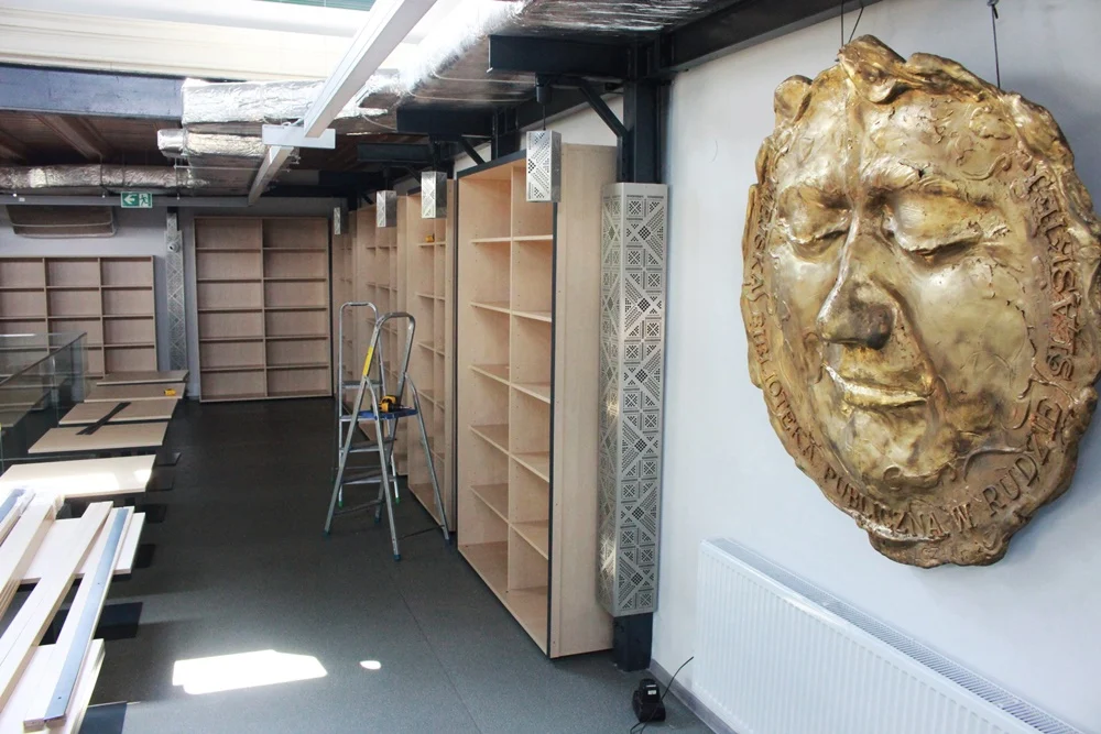 Na dworcu w Chebziu montowane są meble. Na antresoli widać już regały na książki