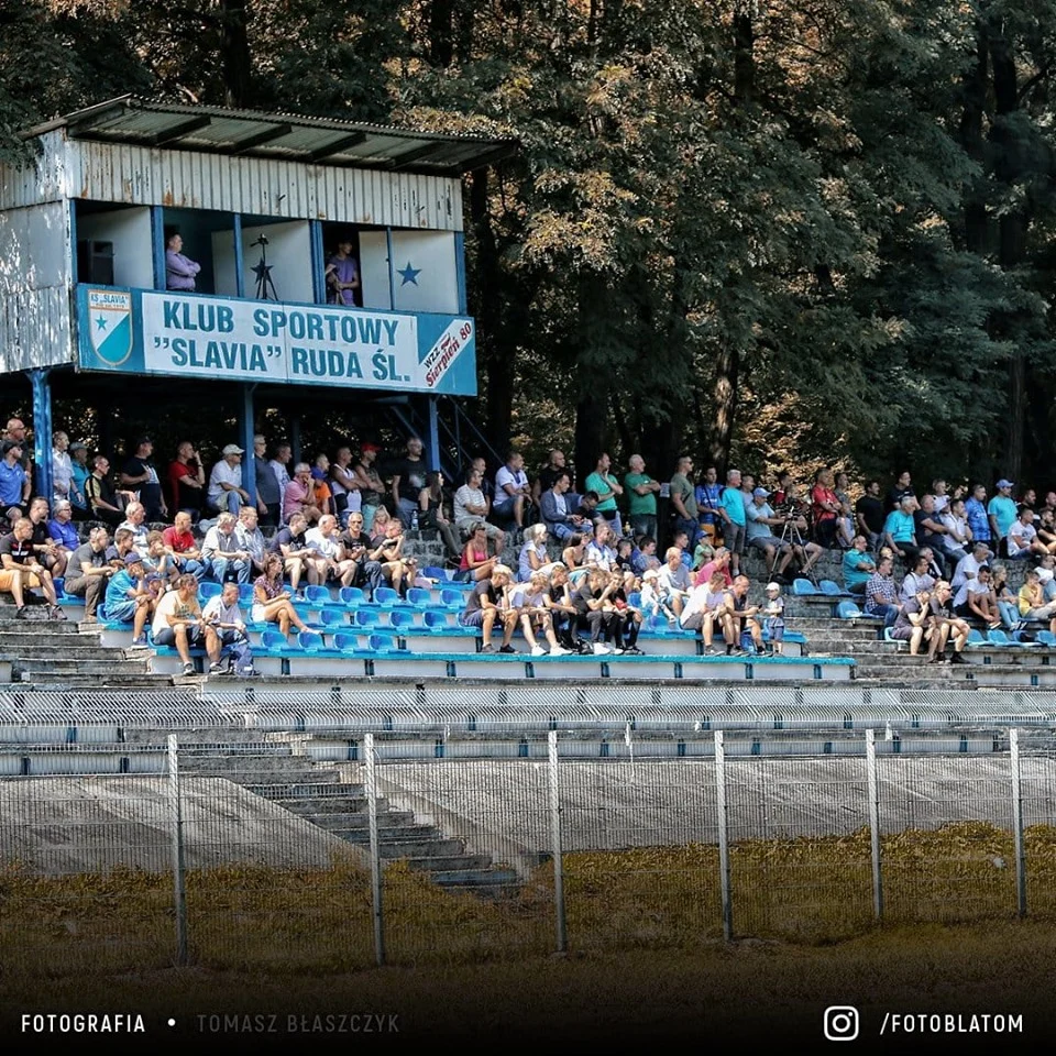 Sukces zbiórki na zakup krzesełek dla KS Slavia Ruda Śl. Kibice ufundują aż 126 siedzisk!