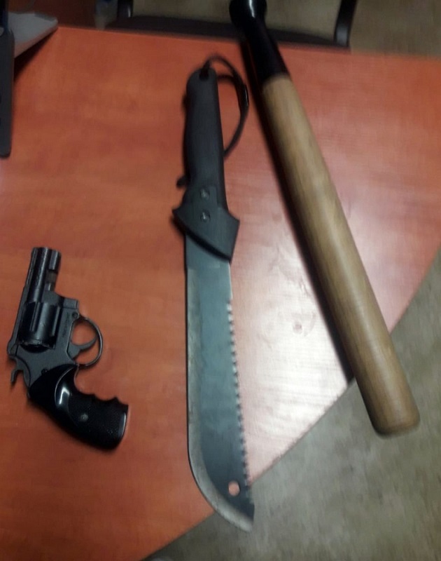 Policja znalazła u 20-letniego rudzianina narkotyki, maczetę i atrapę broni palnej