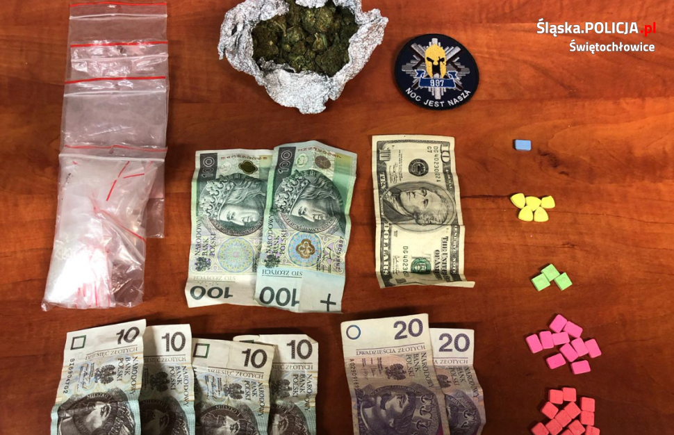 Dozór policyjny dla 20-letniego rudzianina za posiadanie marihuany i ekstazy