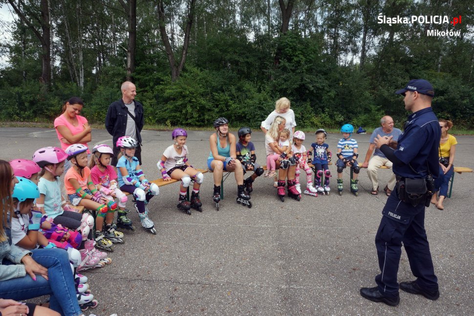 Policjanci na spotkaniu z młodymi rolkarzami