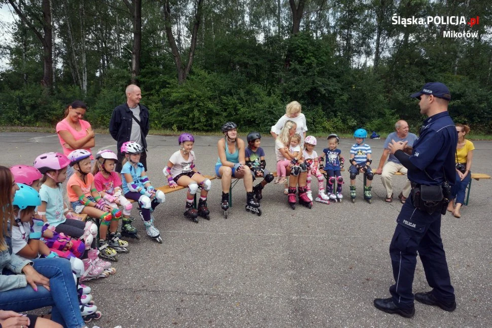 Policjanci na spotkaniu z młodymi rolkarzami