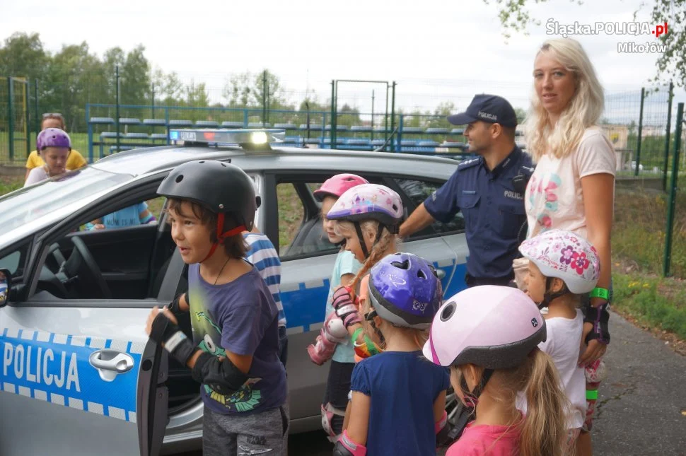 Policjanci na spotkaniu z młodymi rolkarzami
