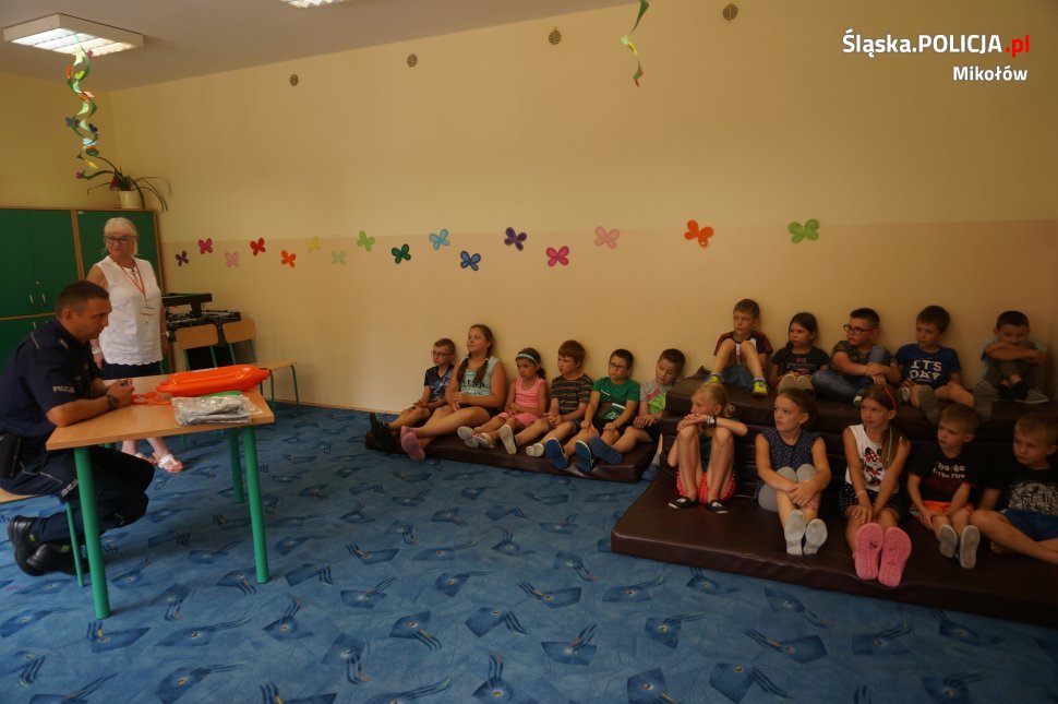 Mundurowy z mikołowskiej komendy odwiedził dzieci w trakcie półkolonii