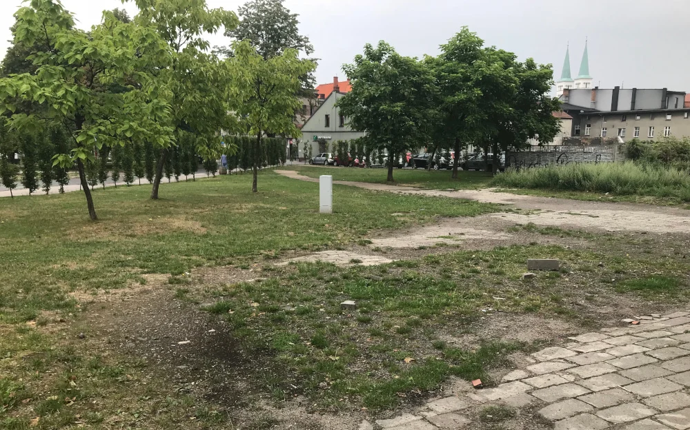 skwer przy placu 750-lecia_hotel pik