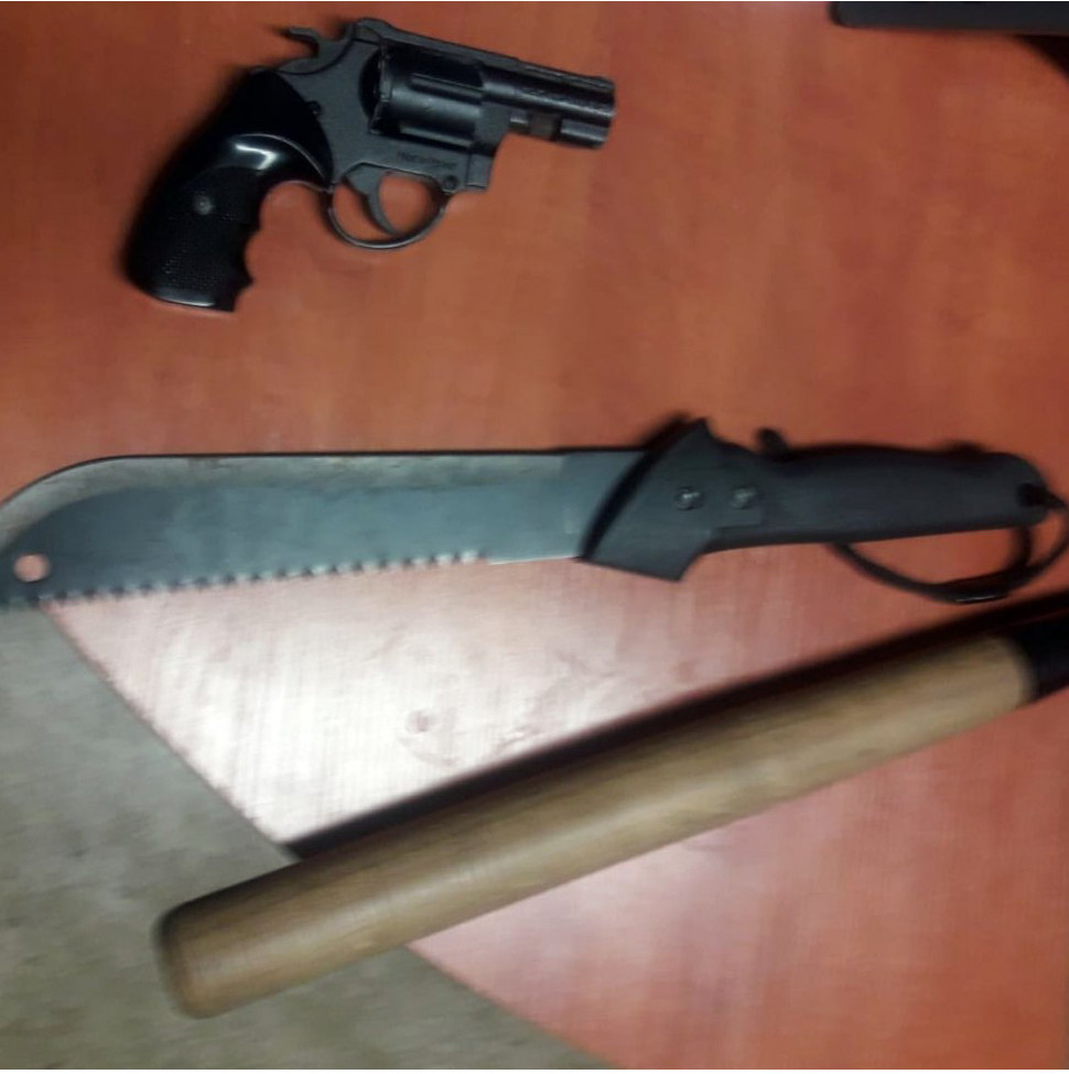 20-latek zatrzymany z narkotykami, atrapą broni palnej i imitacją kija baseballowego