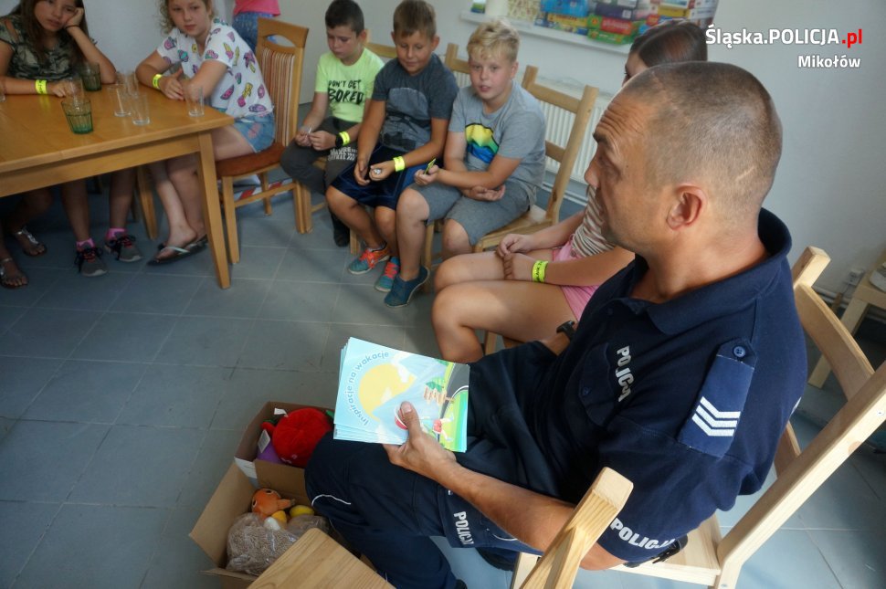 O wartości odblasku w życiu pieszego z najmłodszymi