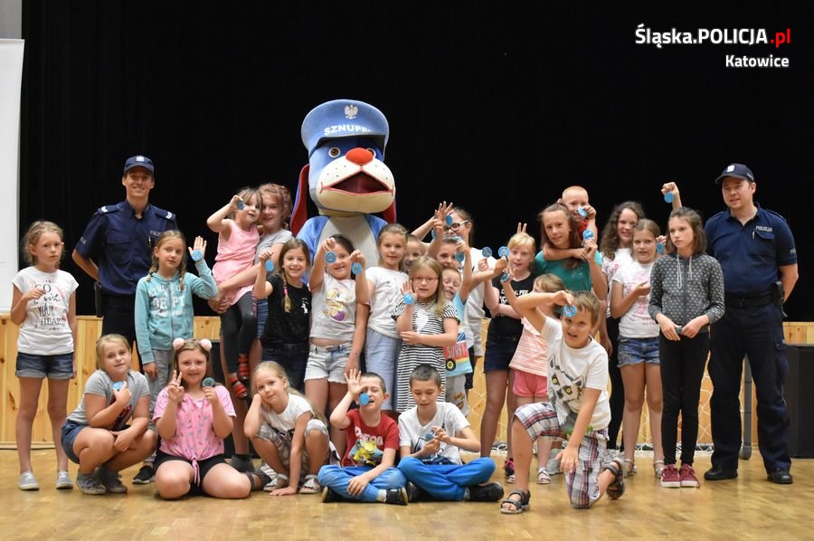 Katowiccy mundurowi edukują najmłodszych w ramach akcji "Bezpieczne wakacje"