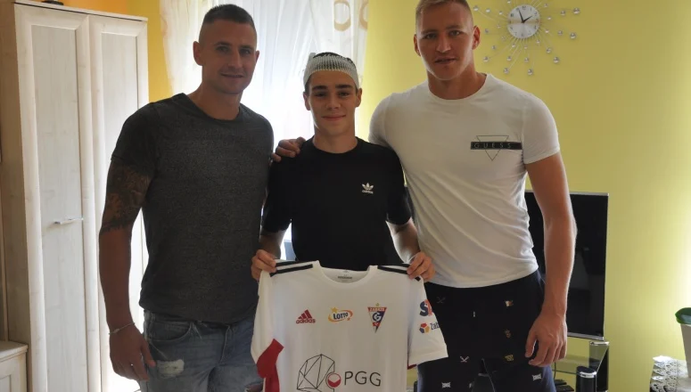 Piłkarze Górnika Zabrze odwiedzili 17-latka, który niedawno został raniony w głowę maczetą