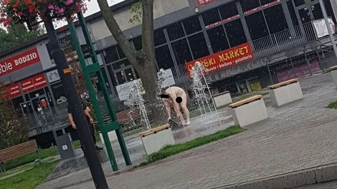 Nagi mężczyzna zażywał kąpieli w miejskiej fontannie na Katowickiej