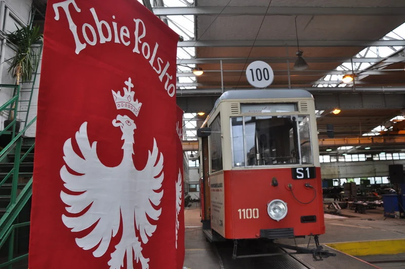Tramwaj Powstańczy linii nr 100 wyjeżdża na tory Metropolii