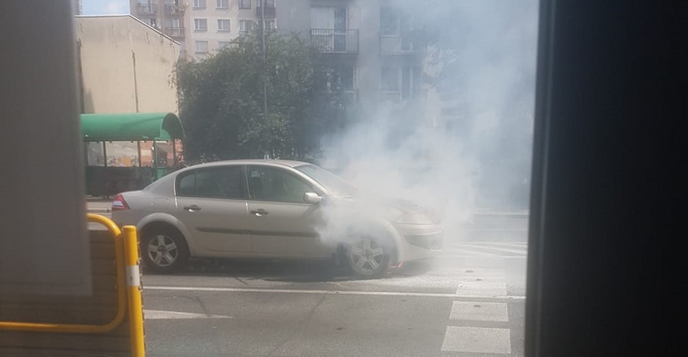 Na skrzyżowaniu ulic Katowickiej i Krzyżowej zapalił się samochód!