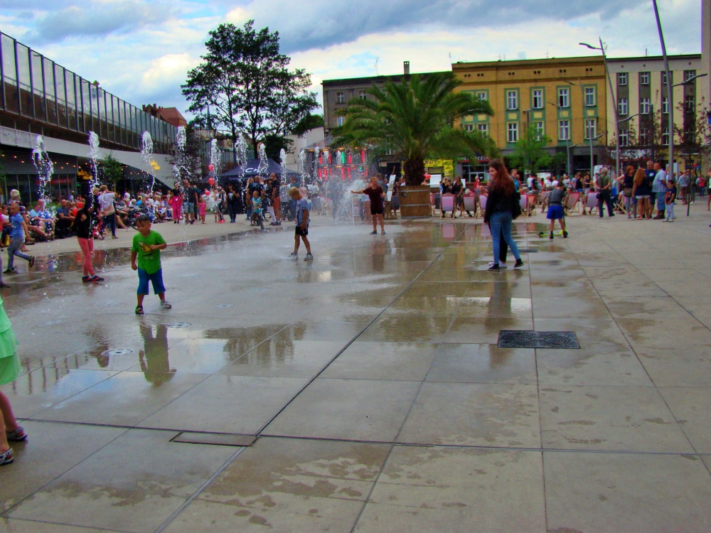 Kąpiele w nowej fontannie mimo zakazu. Czy miasto zareaguje?