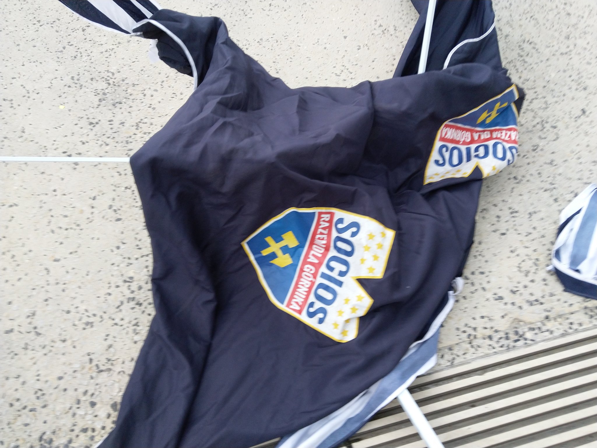 Stoisko „Socios Górnik” zdemolowane przez kibiców Górnika Zabrze