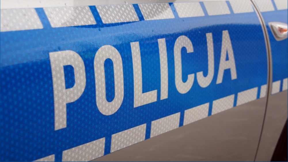 Zdesperowany i agresywny mężczyzna groził że wyrzuci psa przez okno i sam wyskoczy