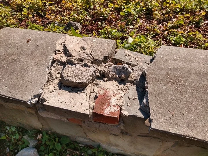 Złodzieje po raz kolejny ukradli ogrodzenie okalające przyszpitalny park w Goduli