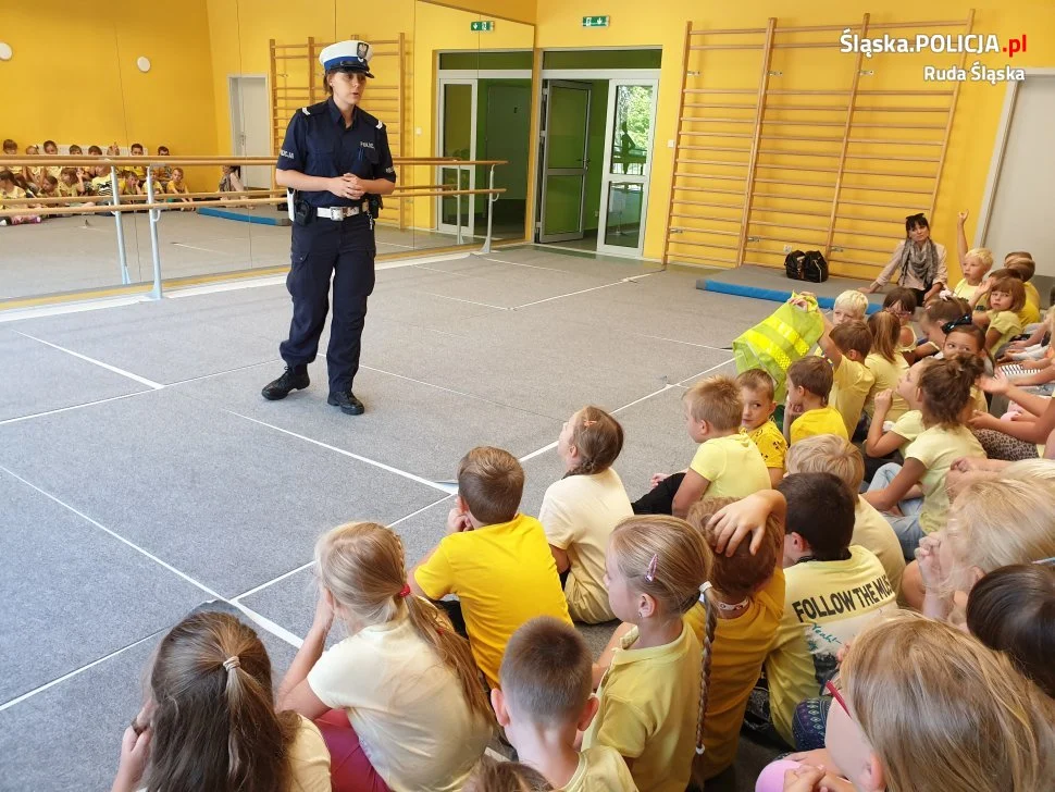 Policjanci spotykają się z pierwszakami, gdzie uczą ich bezpieczeństwa na drodze