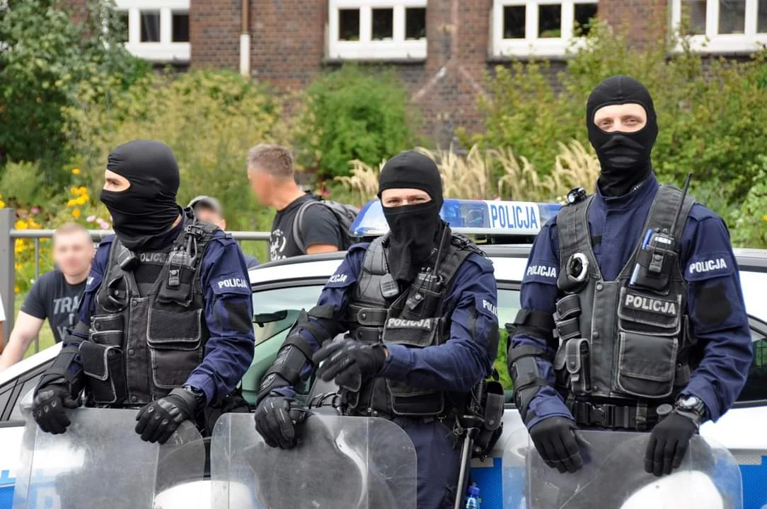 Policjanci zapobiegli bójce kibiców w Chebziu!