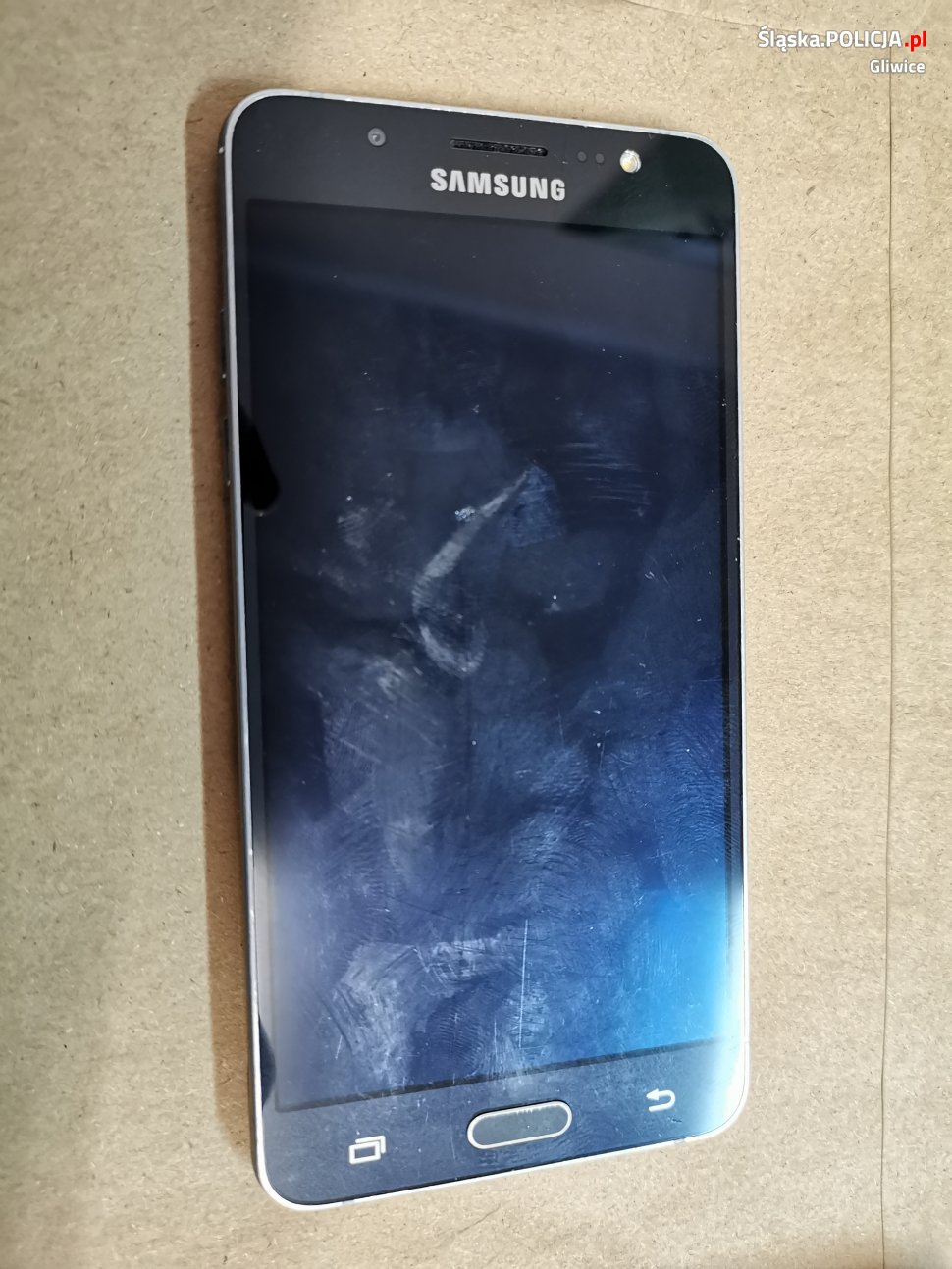 Znaleziono telefon komórkowy