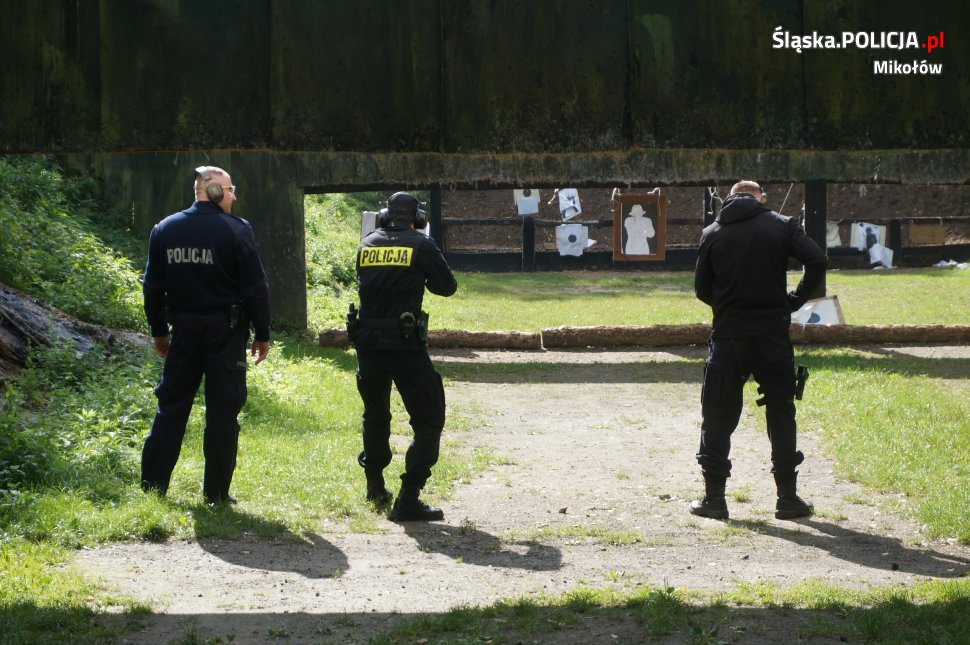 Policjanci podczas zajęć z wyszkolenia strzeleckiego