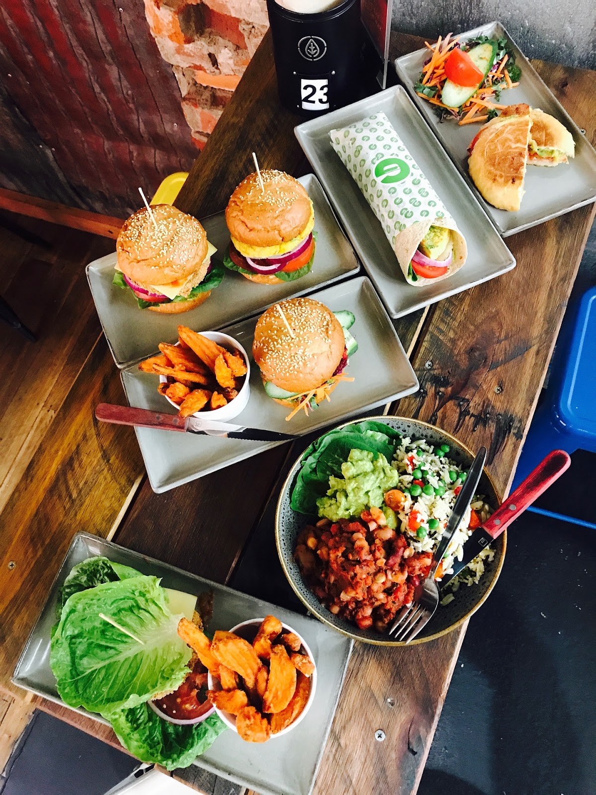 smaczne dania na stole