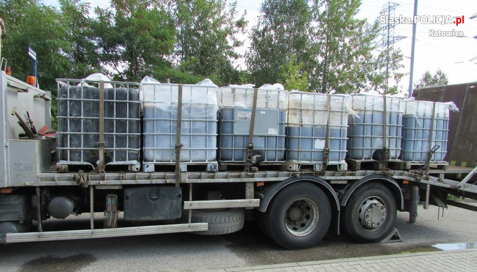 Katowicka drogówka zatrzymała ciężarówkę przewożącą nielegalne odpady
