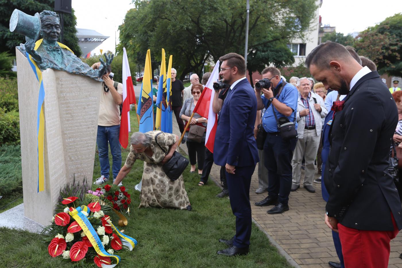 Odsłonięcie pomnika Bernarda Krawczyka w Galerii Artystycznej