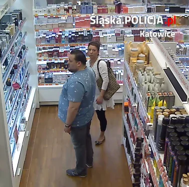 Publikujemy wizerunek podejrzanych o kradzież perfum w kwocie ponad 2,5 tys. zł