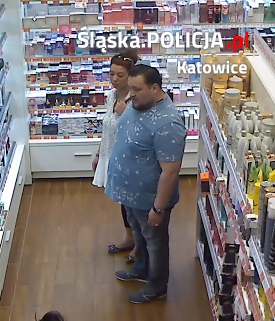 Publikujemy wizerunek podejrzanych o kradzież perfum w kwocie ponad 2,5 tys. zł