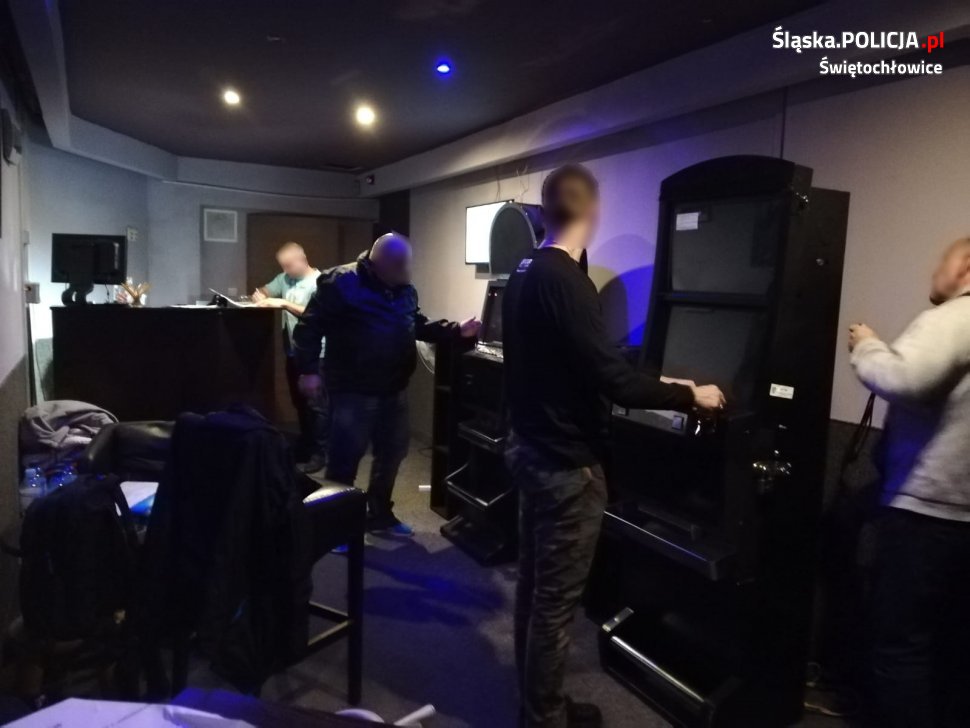 Policjanci i funkcjonariusze KAS zabezpieczyli kolejne 2 automaty do gier hazardowych