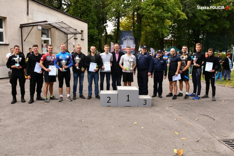 Świętochłowiccy dzielnicowi wraz z uczniami ZSO na podium igrzysk policyjnych