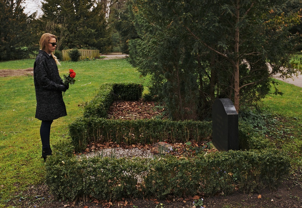 Jak udekorować rodzinną mogiłę? O wyborze roślin typowych na cmentarz