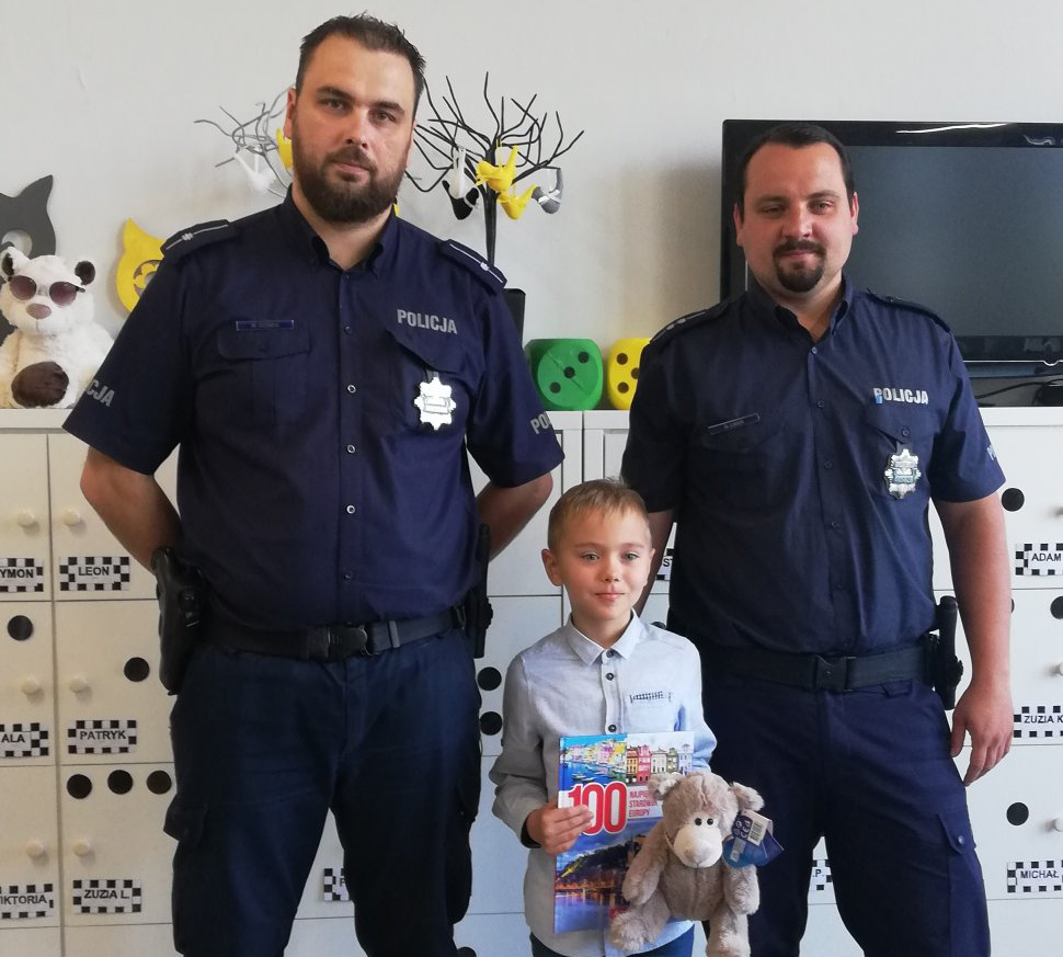 Chłopiec uratował swojego dziadka. Dzielnicowi nagrodzili małego bohatera